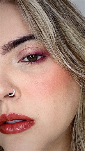 LAIZ COM Z on Instagram: "Quando a make precisa de um toque especial… 🥀 — lápis de olho @oceane cor RUBY pigmentação intensa, fixação prolongada, textura muito macia. a cor ruby é um tom bordô super elegante. #maquiagem #makeup #beauty #makeuplover #maquillaje #review #produtosdebeleza #maquiagembrasil #tutorial #testandoprodutos #tutorialmakeup #beleza #oceane"