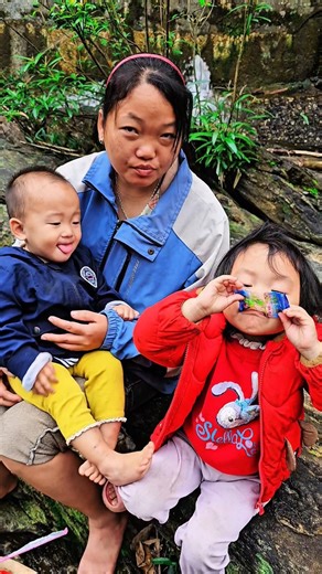 The little girl and her single mother eat candy with the baby.🥲🥲🥲