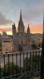 📍Lamaro Hotel Barcelona (previously called Hotel Colon) -Room type: Premium Suite -Located directly across the Barcelona Cathedral in the Gothic Quarter -Numerous restaurants within walking distance, including La Boqueria -lots of sights nearby -Delicious breakfast buffet #barcelonatrip #barcelonatravel #spaintrip #BucketListDestinations | Arlah Kate