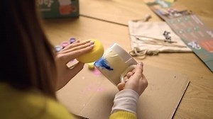STRUCT® Keramik Bemalen Set - mit 2x Tassen zum Bemalen für Erwachsene - (inkl. Tassen, Farben, Pinsel, Gratis-Videokurs mit Malinspiration) - Tassenmalset - Kreativ Set für Erwachsene (Groß)
