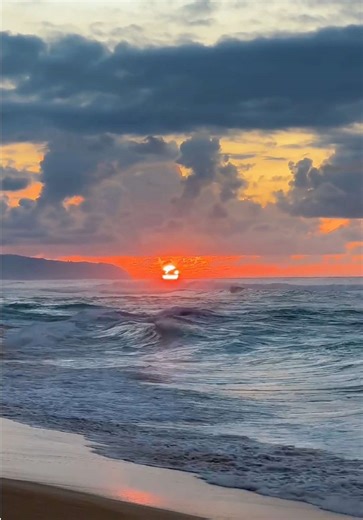 Golden sand, powerful waves, and the kind of sunset that makes Sunset Beach Park on the North Shore feel unforgettable. 🌅 #northshore #hawaii #oahu #sunset #nature