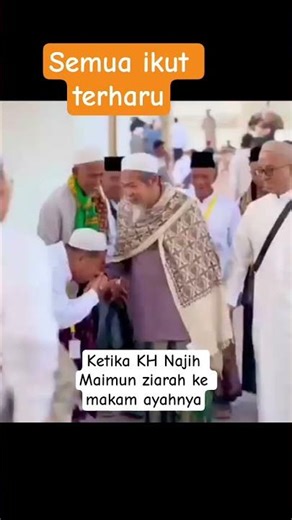 moment of KH Najih's visit to his father's grave (KH Maimun Zuabir)