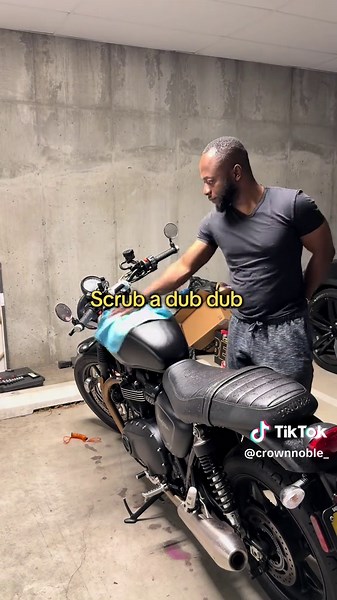 Giving the bike a quick clean with Muck-Off Waterless Wash #triumphmotorcycles #mucoff #waterlesswash #bikecare #motorcycletiktok #caferacer #motorcyclelifestyle