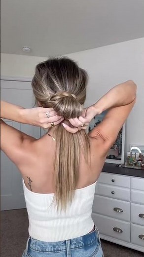 Save this low messy bun for later when you’re in need of a little hair inspo 🤍 such an easy way to