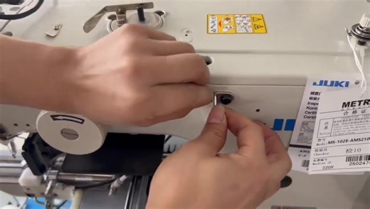 DS-102E-AM210 Automatic rubber tendon connecting machine This equipment is widely used in automatic splicing and sewing of rubber bands for men's and women's underwear, underwear, knitted clothing, and casual pants. | Dison Sewing Machine