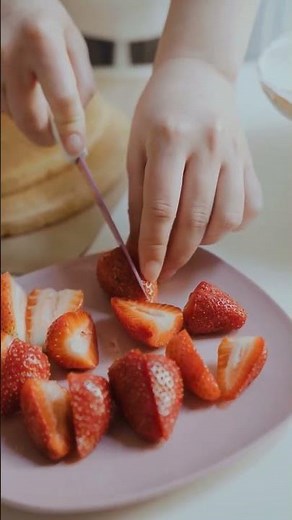 How to Cut Strawberries Like a Pro - Easy and Quick Techniques!