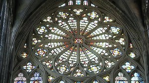 La cathédrale Saint-Etienne de Metz est souvent surnommée «La Lanterne du Bon Dieu » à cause de ses 6.500 m² de vitraux. Des vitraux gothiques parmi lesquels de nombreux contemporains signés notamment par Chagall. Petite visite guidée avec Orianne Valloo. | Moselle TV