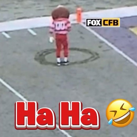 Brutus writes script Ohio then Crosses out M in end zone. #ohiostatefootball #football #shorts