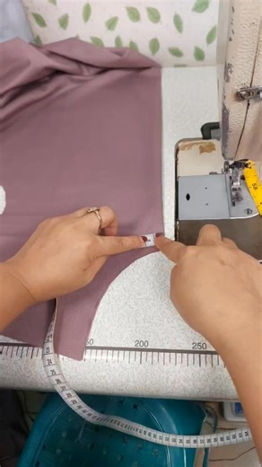 "Persiapan adalah kunci! ✨ Sebelum masuk ke tahap jahit, pastikan cara menggunt1ng kain dasarnya sudah benar. Teknik yang rapi di awal akan memudahkan proses penyatuan placket nanti.☺️ ​#sewingtips #sewingtutorial #tailoring #placket #sewinghacks #cuttingfabric | Sri Martin Tailor