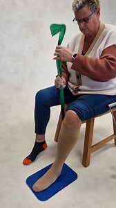 An- und Ausziehhilfe für Kompressionsstrümpfe – ink. Slip Perfect & Antirutschmatte – ideal fur Senioren und Menschen mit eingeschränkter Mobilität Körper über 175 cm/Waden >40 cm – DressBuddy 1405