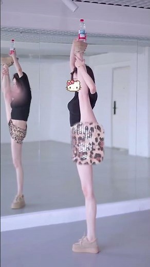 Unstoppable Dance: Xiao Jia's Split Horse Routine