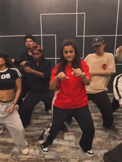 अक्षरा सिंह का डांस वीडियो देखकर, आप भी दांतों तले दबा लेंगे उंगली