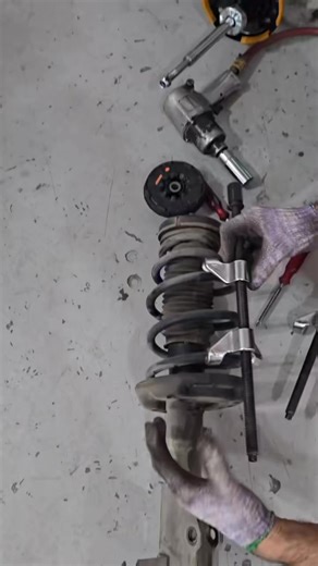 ꧁༒★🅢🅐🅝🅙🅐🅨 🅢🅐🅗🅤༒꧂ on Instagram: "How to replace shock absorbers changing trick #trick #viral #fblifestyle #engagement"