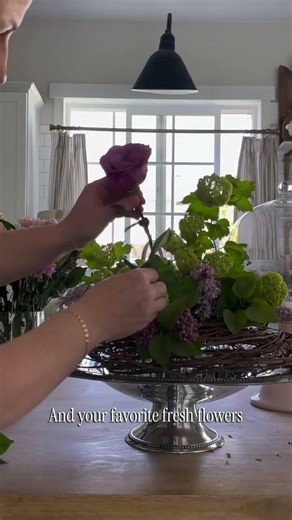 How to set a floral centerpiece for your Spring table!