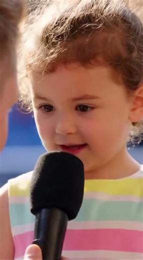 “Call Daddy! 👨‍👧 Toddler’s Adorable Answer Has the Whole Crowd Cheering!”
