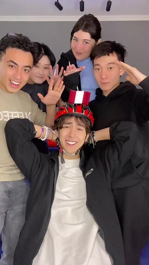 Coordinated Hand-Clapping Game in a Unique Room