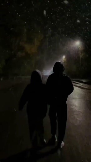 «Lovely» (Remix) от Billie Eilish & Khalid.