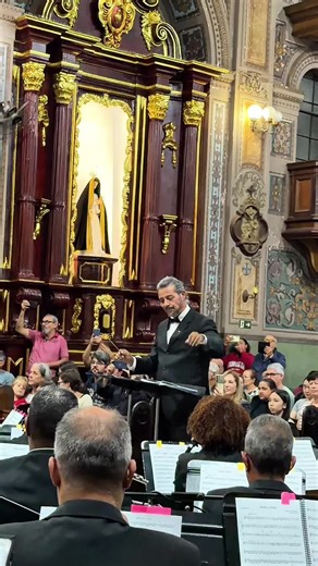 🎄O som do Natal ecoou na Igreja Matriz de Pindamonhangaba! Com o coral @coraljuliasanmartin e a Banda Sinfônica da Euterpe interpretando Jingle Bells na nossa Cantata de Natal, levando música, alegria e esperança a todos. Que o espírito natalino continue tocando os corações. 🌟 Jesus nasceu. A esperança para o mundo Vive. 🙌🏻 ✨ Feliz Natal a todos! ✨