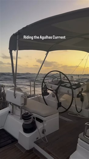 Riding the Agulhas Current towards Cape Town 🌊 @mastegot_oyster_world_rally flying wing-on-wing with 25-knot winds ⛵️ | PredictWind