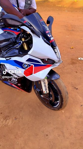 Moto de garçons : vigilance et conseils pour les jeunes motards
