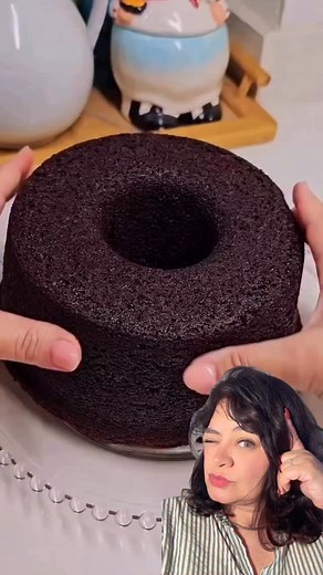 🍫 Bolo 5 Copos ➡️ Medida: 1 copo de 300 ml ✔️ 1 copo de chocolate em pó 50% cacau ✔️ 1/2 copo de óleo ✔️ 1 copo de leite ✔️ 1 copo de açúcar ✔️ 1 copo de farinha de trigo ✔️ 3 ovos ✔️ 1 colher (sopa) de fermento em pó Forno: Pré-aquecido a 180 ºC por 35–40 minutos Forma: 21 x 9 cm ⸻ 🥣 Brigadeiro Mole (para cobertura) ✔️ 1 caixinha de leite condensado ✔️ 1 colher (sopa) de margarina ✔️ 3 colheres (sopa) de chocolate em pó 50% ✔️ 1/2 caixinha de creme de leite | Melhores Receitas