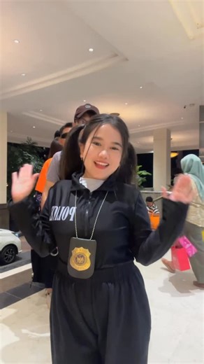Momoy Chomel on Instagram: "fit checkkkk, kapan lagi cosplay ke mall kek gini. rate @pilem.agak.laen 10/1000 @indrajegel @borisbokir_ @bene_dion @okirengga33 dit tunggu agak lain seasson 3🥰 #bioskop #bioskopindonesia #agaklaen #ᴀɢᴀᴋʟᴀᴇɴ #film #komedi #komediindonesia"