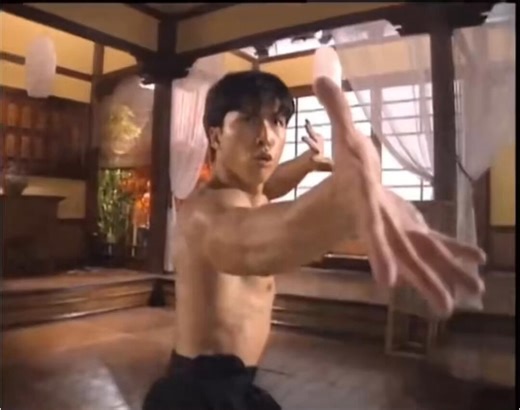 This fight scene is a prime example of everything wrong with Donnie Yen during the mid to late 90’s (the Bey Logan era). Too sped up, too much editing, and nonsensical camera work.