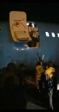 Air Congo Passengers Jump From Boeing 737 at Kindu Airport | DRC Airport Safety Incident 2025| Viral