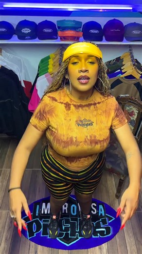 𝗦𝘁𝗿𝗲𝗲𝘁 𝘄𝗲𝗮𝗿 | 𝗠𝗮𝗿𝗰𝗮 𝗱𝗲 𝗿𝗼𝗽𝗮 𝗵𝗲𝗰𝗵𝗮 𝗲𝗻 𝗰𝗵𝗶𝗹𝗲 🪡🧵 on Instagram: "Que nos dicen de este flow 🥵🥵🥵 ESTO SI QUE ES CALIDAD COMODIDAD Y ESTILO Puedes ir al link que está en nuestra bio para revisar nuestras pilchas disponibles Nuestra amiga @is.sugga pasó por la tienda y se tiro estas barras que dicen lo siguiente: Nací del amor en el vientre y el corazón de mi mamá Mi padre sembró semillas pa’ que mi alma pudiera brotar Ancestros dando bendiciones y lecciones o eso 