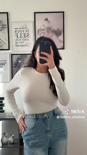 T‑shirt manches longues femme tendance, must‑have du dressing, parfait avec un jean ou un pantalon pour un look casual chic. Trendy women’s long‑sleeve T‑shirt, wardrobe must‑have, perfect with jeans or trousers for a casual chic look. . #OffresPourToi #SurvieEnFévrier #CasualChic #EverydayOutfit #FashionInspo