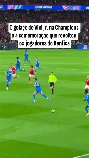 ELE DECIDE DEMAIS... 🔥 ...E os outros passam raiva. Esse GOLAÇO foi o motivo da dança do Vini Jr. com a bandeirinha de escanteio no decisivo jogo contra o Benfica, pelos playoffs da Champions League. A alegria do brasileiro irritou jogadores rivais que foram tirar satisfação. Na confusão, Vini levou amarelo, mas acusou o meia Prestianni de racismo, provocando o início do protocolo antirracismo e a paralisação momentânea da partida. No final, deu mesmo Madrid: 1 a 0 e Benfica eliminado. 🎥 Repro