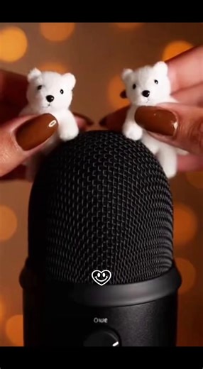 Gummibärchen & Cuddle Bears Scratch Zwischen Kunstfell, kleinen Bären und Candy Gummibärchen entstehen hier Sounds, die überraschend intensiv wirken. Atemberaubrnden tingles - sanft, texturiert und unerwartet. #asmr #asmrsounds #asmrvideo #asmrsatisfying #relaxing @glücklich.asmr @FreyGeist