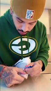 Zé Felipe glued his sneakers back together with Super Glue, even though he's a millionaire.