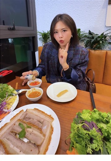 1 quán đồ cuốn ngon ở ngay Hào Nam, chất lượng rất ổn, từ món bánh tránh cuốn thịt heo, đến các món cuốn tôm thịt, cả lẩu nữa...đặc biệt nước chấm rất ok, phù hợp khẩu vị người bắc. Anh em văn phòng khu Hoàng Cầu, Hào Nam có thể ghé qua. Món Cuốn - Nguyên Bản Vị Cuốn #maymomam #ancungtiktok #kvhnw #moncuon #banhtrangcuon