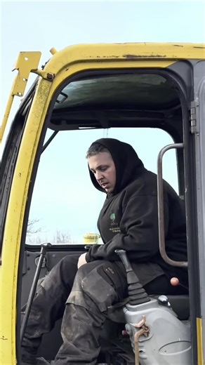 Engine running. ✅ time to test the hydraulics……… Dammit! #volvodigger #EC55B #willitrun #willitstart #machinery