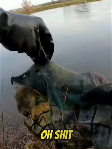 Waffe beim Magnetfischen gefunden 🧲 Die Polizei haben wir natürlich informiert. Das war der erste Revolver. Tolle #erinnerung #magnetfischen #schatzsuche #abenteuer #dresden