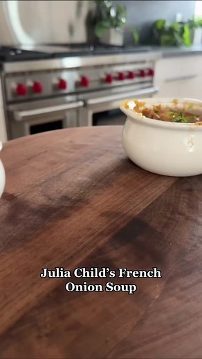 Julia Child’s French onion soup✨ . ▪️5-6 Cups Yellow Onions, thinly sliced (1 1/2 - 2 lbs.)▪️1 Tbsp Cooking Oil▪️2 Tbsp Butter▪️1/2 tsp Sugar▪️1 tsp Salt▪️3 Tbsp Flour▪️6 Cups Beef Stock (preferably homemade)▪️1/2 Cup Dry White Wine▪️Salt & Pepper▪️12 oz. Swiss Cheese, grated▪️4 oz. Parmesan Cheese, grated▪️1/2 Yellow Onion, grated▪️2-3 Tbsp Cognac▪️8 Slices French Bread, about 1” thick▪️4 Tbsp Olive Oil, for drizzling▪️ . 🌱Vegan Modification: Sub in more oil for butter, vegetable stock for bee