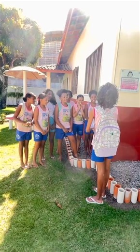 ✨ No Grupo Adolescer, meninas de 11 a 13 anos se encontram para aprender sobre autoconhecimento, autoestima e regulação emocional. Hoje, o desafio foi especial: cada uma trouxe um pedacinho de música e, juntas, criaram uma canção única. 🎶 Como numa colcha de retalhos, costuraram sentimentos, sonhos e talentos, mostrando que quando nos unimos, algo ainda mais bonito nasce. 💜 🌸 Troca, colaboração e pertencimento — é isso que fortalece cada uma delas! 👉 E você, já pensou em quais pedacinhos de 