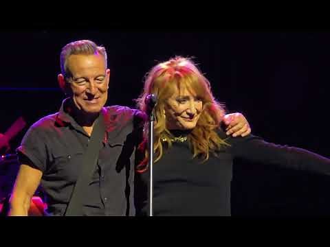 Bruce Springsteen & Patti Scialfa - "Fire" - Los Angeles - The Forum - April 7, 2024