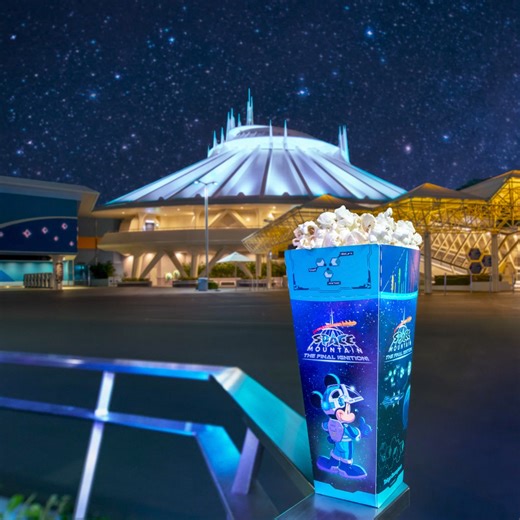 🚀現在の「スペース・マウンテン」の思い出と共にポップコーンはいかが？🚀 東京ディズニーランドの一部のポップコーンワゴンでは、「セレブレーティング・スペース・マウンテン：ザ・ファイナルイグニッション！」をイメージした期間限定のレギュラーボックスが登場🍿 https://bit.ly/4apcrxf | 東京ディズニーリゾート