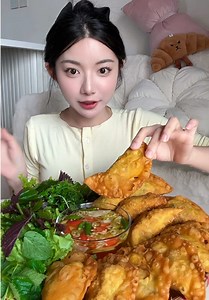 Bánh Gối Mukbang: Thưởng Thức Ẩm Thực Ngon Miệng
