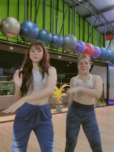 En todos pasaba alguien atras jsjs ni modo #Viral #tiktok #foryou #fyp #dance @Lizeth 🦦