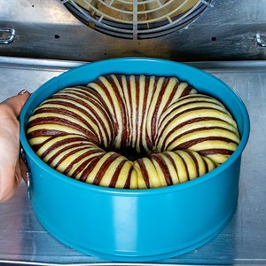 34K views · 502 reactions | How to cook sweet bread in 2 colors at home! Much simpler than baking bread Ingredients: flour - 600 g (21.16 oz) yeast - 10 g (0.35 oz) milk - 300 ml (10.14 fl oz) sugar - 60 g (2 oz) salt - 3 g (0.11 oz) eggs - 2 pieces melted butter - 60 g (2 oz) cocoa - 50 g (1.76 oz) dark chocolate - 100 g (3.5 oz) TO LEAVEN 35 minutes TO LEAVEN in the tray 40 min IN THE OVEN 180 °C (356 °F)/30 minutes Tray size 26 cm (10.24 in) | Appetizing.tv | Facebook