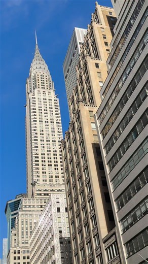 Pin Wei on Instagram: "The Chrysler Building from Lexington Avenue 😍📲 #pinweiphotos #happynewyear2026 #ThingstodoInNYC #YearOfTheHorse #freethingstodo #ilovenewyork #ilovenewyorkcity #chryslerbuilding #lookingup #nyc"