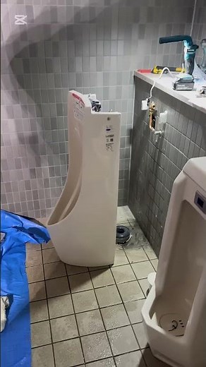 水道屋さんのお仕事紹介。小便器の取替工事です。白山登山口だったのでとても遠かったです。#荒木空調工業 #設備屋 #トイレ #白山 #別当出合#小便器取替