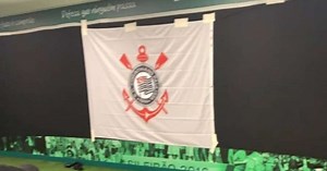 Palmeiras envelopa vestiário de visitante com imagens de conquistas, mas Corinthians encobre