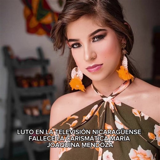 🚨 ¡LUTO EN LA TELEVISIÓN! FALLECE LA CARISMÁTICA MARÍA JOAQUINA MENDOZA 🕊️📺💔 Nicaragua entera está en shock. La talentosa modelo y presentadora de televisión, María Joaquina Mendoza, nos ha dejado a la corta edad de 29 años. La joven falleció en el hospital Mauricio Abdalah, en Chinandega. Según los reportes, la causa fue una fuerte depresión que venía atravesando. 😔 Es una noticia que nos parte el corazón y nos recuerda que la batalla interna que muchos libran no siempre se ve en cámaras. 