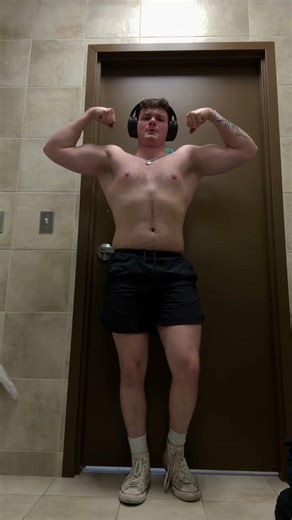 Getting somewhere on this Dorito build😋😎 #bodybuilding #aesthetic #posing #youareoneofakind