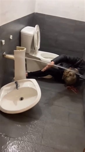 Viral News 🔥 on Instagram: "A lot going on at this party 😳😂 #party #fail #caughtoncamera"