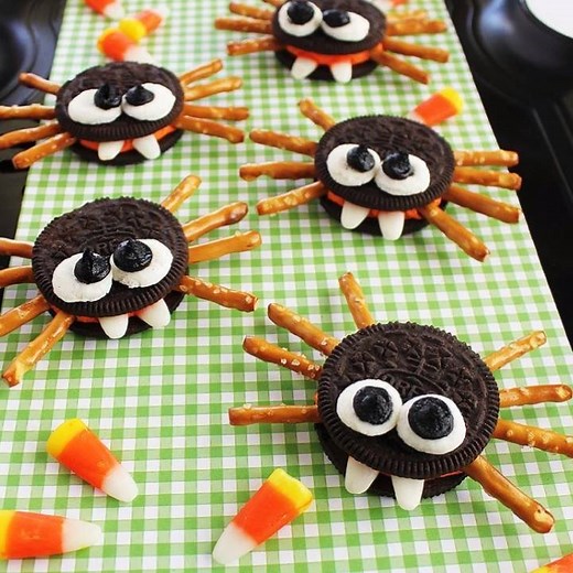 Oh my adorable!! These OREO COOKIE SPIDERS are the perfect little food craft to make with kids this Halloween! Find the full how-to here >> http://www.positivelysplendid.com/oreo-cookie-spiders/ | Positively Splendid